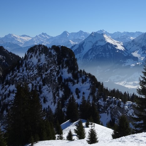 Das Berner Oberländer Dreigestirn im Blickfeld beim Aufstieg