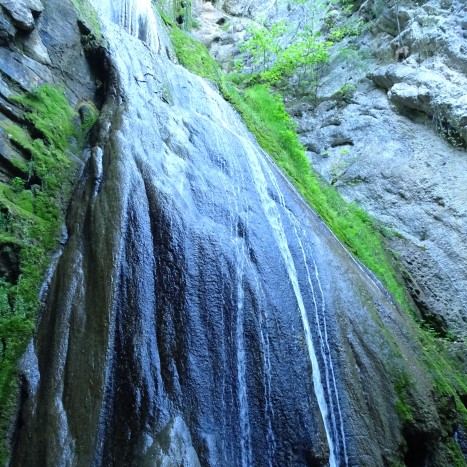 Wasserfall bei der Grotte de Môtiers