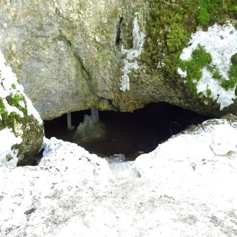 Abstieg in die Eishöhle