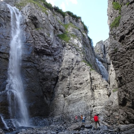 Zwei Wasserfälle im selben Felsschlitz