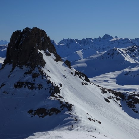 Aussicht vom Wissmilen zum Spitzmeilen, rechts die Büdner Berge