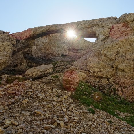 Eindrücklicher Steinbogen in der Nähe des Greina-Passes