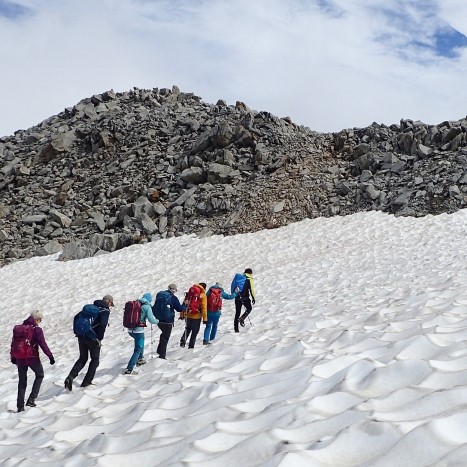 Weiter zwischen Schnee und Steinen