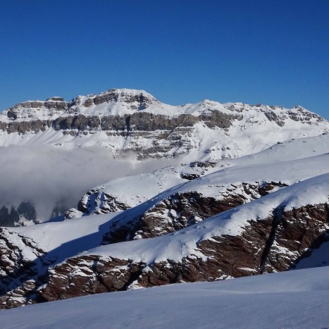 Soweit das Auge reicht: Unterschiedliche Steinschichten im Geopark Sardona