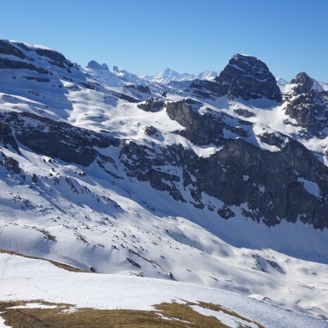 Weitblick vom Chaiserstuel mit Sättelistock und Finsteraarhorn im Hintergrund